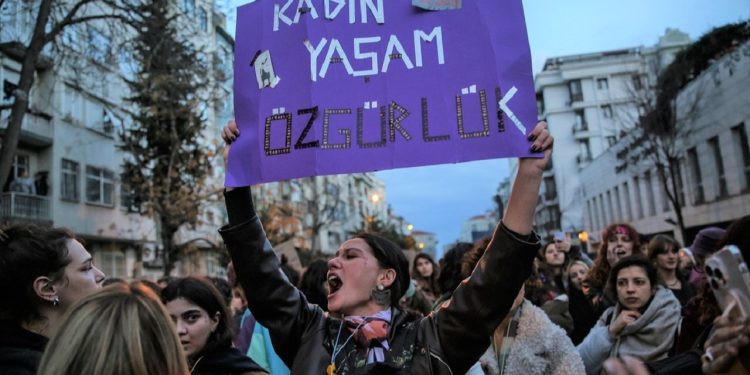 KADINLAR YAŞAMDAN VE ADALETTEN VAZGEÇMEYECEK!