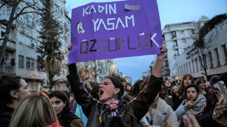 KADINLAR YAŞAMDAN VE ADALETTEN VAZGEÇMEYECEK!